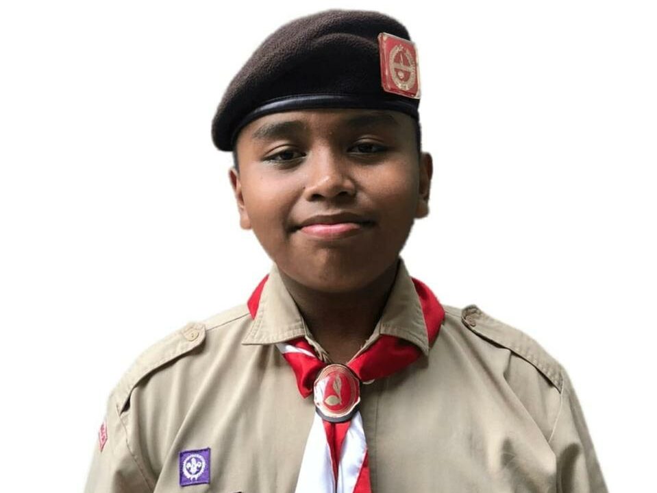 **Kepramukaan sebagai sebuah kepemimpinan** berarti kegiatan Pramuka dapat menjadi sarana untuk melatih seseorang agar mampu **memimpin diri sendiri maupun orang lain**. Dalam kegiatan Pramuka, kita belajar bertanggung jawab, disiplin, berani mengambil keputusan, bekerja sama, berkomunikasi, dan menyelesaikan masalah bersama. Seorang pemimpin dalam Pramuka juga harus mampu memberikan contoh yang baik, menghargai pendapat anggota, serta mengarahkan kelompok agar dapat mencapai tujuan bersama. Dengan demikian, kepramukaan dapat membentuk jiwa kepemimpinan yang bertanggung jawab dan percaya diri.
